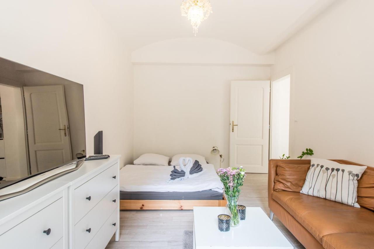 Quiet Apartment In The City Center With Own Terrace Praha Bagian luar foto